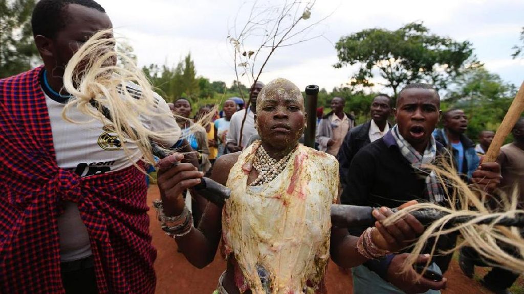 Foto : Prosesi Ritual Sunat Laki-laki di Kenya