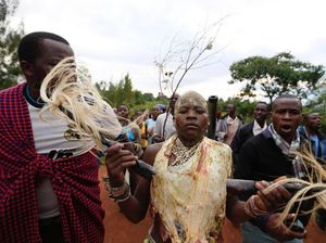Foto : Prosesi Ritual Sunat Laki-laki di Kenya