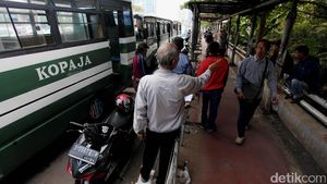 Angkot dan Ojek Bandel di Pinggir Jalan Dukuh Atas dan Manggarai