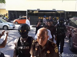 Saat Kajari dan Bupati Pamekasan Digiring KPK ke Polda Jatim