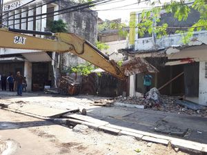 Bangunan Tanpa Izin di Jalan Cikini Raya Dibongkar