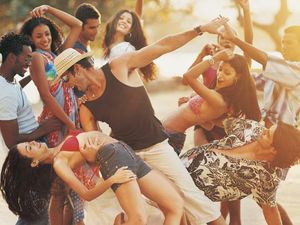 Kok Bulan Madu Beramai-ramai? Kok Bulan Madu Beramai-ramai?