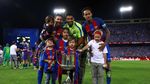 Neymar yang sedang Jadi Pusat Perhatian Itu