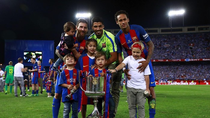 MADRID, SPAIN - MAY 27:  Lionel Messi (L) Luis Suarez (2ndL) and Neymar JR. (R) of FC Barcelona and their children pose for a picture with the Kings Cup after winning the Copa Del Rey Final between FC Barcelona and Deportivo Alaves at Vicente Calderon Stadium on May 27, 2017 in Madrid, Spain.  (Photo by Gonzalo Arroyo Moreno/Getty Images)
