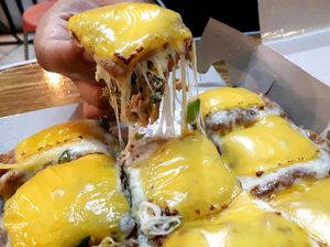 Martabak Mertua: Martabak Telur dengan Lelehan Keju Mozzarella Buatan Mertua Martabak Mertua: Martabak Telur dengan Lelehan Keju Mozzarella Buatan Mertua