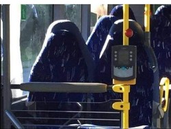 Deretan Kursi Bus Kota yang Kosong Dikira Perempuan Pakai Burka