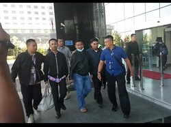 Berjaket Hitam, Bupati Pamekasan dan 4 Tersangka Lain Tiba di KPK