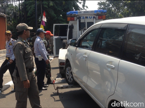 Menolak Diderek Petugas, Pengendara di Rawamangun Coba Kabur