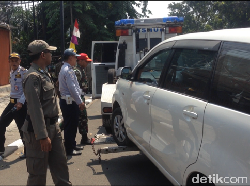 Menolak Diderek Petugas, Pengendara di Rawamangun Coba Kabur