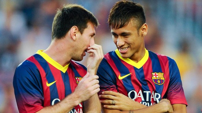 BARCELONA, SPAIN - AUGUST 02:  Lionel Messi (L) and his team-mate Neymar of FC Barcelona chat during the FC Barcelona offcial presentation prior to a friendly match between FC Barcelona and Santos at Nou Camp on August 2, 2013 in Barcelona, Spain.  (Photo by David Ramos/Getty Images)