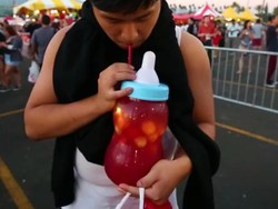 Sensasi Asyik Ngedot Es Buah dari Botol Dot Jumbo