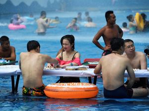 Water Park Ini Beri Diskon untuk Pengunjung yang Berani Pamer Perut Buncit
