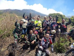 TNI AD Bantu Padamkan Kobaran Api di Lereng Ijen