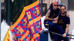 Neymar yang sedang Jadi Pusat Perhatian Itu