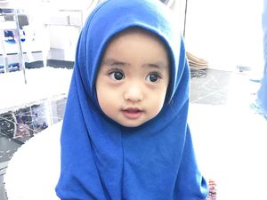 Foto: So Cute! 8 Foto Menggemaskan Bayi Oki Setiana Dewi Saat Berjilbab