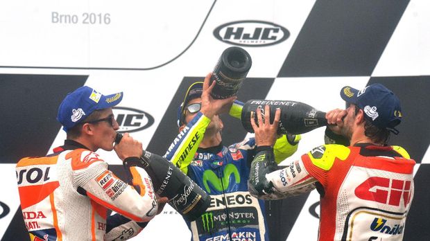 Cal Crutchlow masih mengagumi kehebatan Valentino Rossi kendati usainya tak lagi muda. (