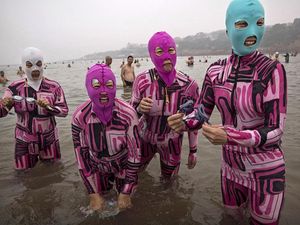 Main ke Pantai Tapi Takut Hitam, Pakai Facekini Main ke Pantai Tapi Takut Hitam, Pakai Facekini