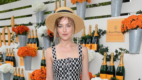 Foto: Inspirasi Gaya Busana Kasual Tapi Berkesan Ala Dakota Johnson