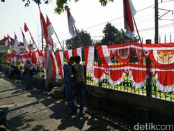 Jual Pernak-pernik HUT RI, Pedagang Ini Raup Untung Rp 6 Juta
