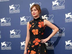 Senyum Bahagia Chris Martin saat Kencan dengan Dakota Johnson di Malibu