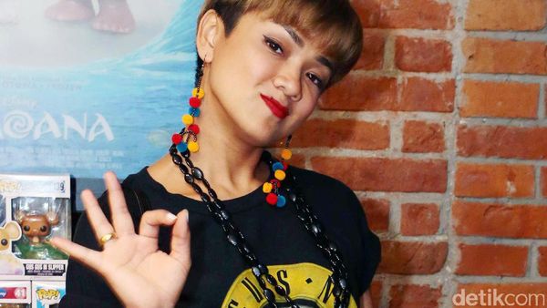 Rock It! Gaya Nirina Zubir dengan Kaus Band