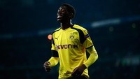 Panen uang juga dialami Borussia Dortmund. Klub Jerman itu meraup 110 juta euro hanya dari penjualan tiga pemainnya: Emre Mor, Matthias Ginter, dan pemasukan paling besar dari Ousmane Dembele yang dibeli Barcelona dengan harga yang bisa mencapai 150 juta euro. Foto: Gonzalo Arroyo Moreno/Getty Images