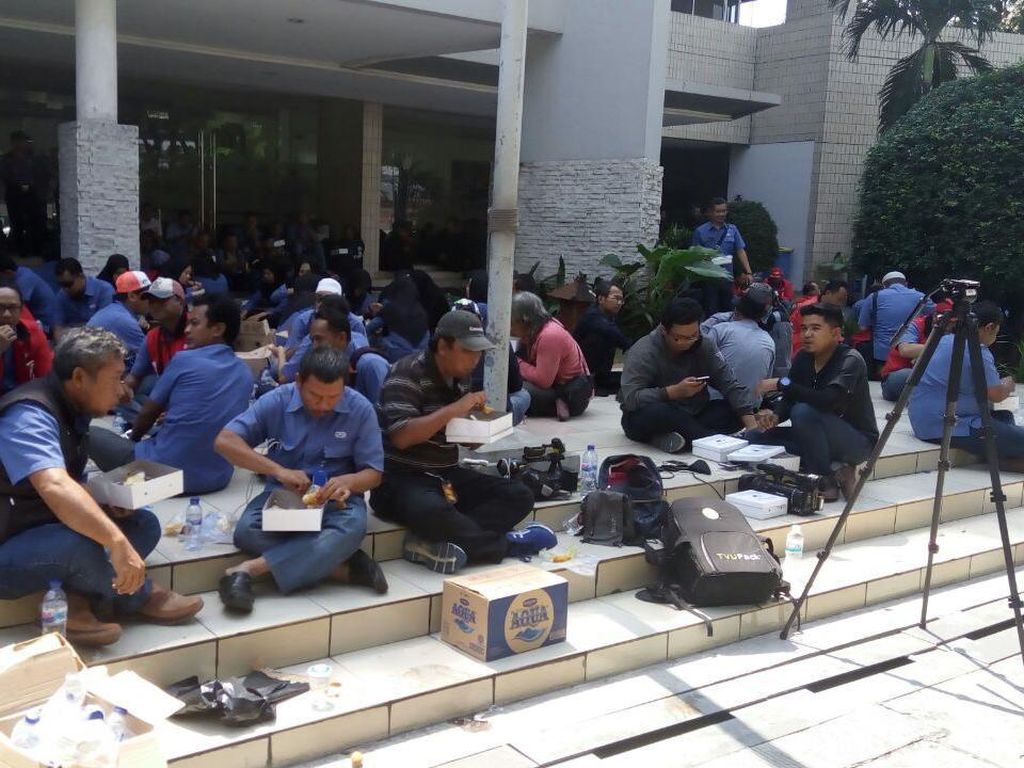 Pekerja JICT yang Ikut Mogok Kerja Makan Siang di Depan Kantor Pekerja JICT yang Ikut Mogok Kerja Makan Siang di Depan Kantor
