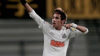 Neymar menjalani debut bersama tim senior Santos pada usia 17 tahun. Dia membuat 14 gol dalam musim pertamanya bersama Santos. (Lintao Zhang/Getty Images)