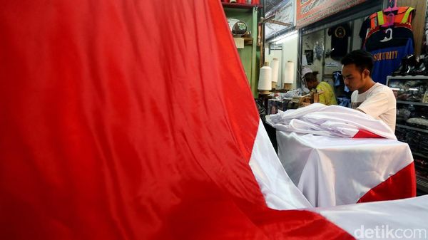 Melihat Para Pembuat Bendera Merah Putih di Pasar Senen