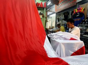 Melihat Para Pembuat Bendera Merah Putih di Pasar Senen
