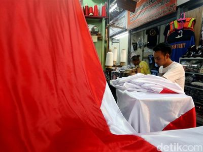 Melihat Para Pembuat Bendera Merah Putih di Pasar Senen