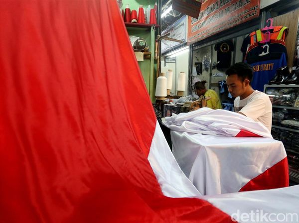 Melihat Para Pembuat Bendera Merah Putih di Pasar Senen