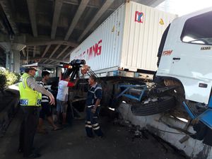 Ada Truk Tabrak Pembatas Jalan, Kelapa Gading-Rawamangun Macet