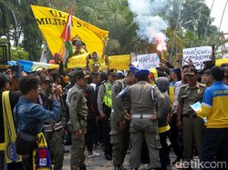 Prestasi Persegres GU Terpuruk, Ultrasmania Unjuk Rasa