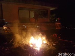 Isu Petani Diculik, Ratusan Warga Caringin Bakar Kantor Perkebunan