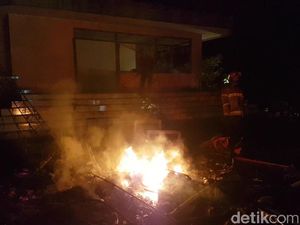 Isu Petani Diculik, Ratusan Warga Caringin Bakar Kantor Perkebunan Isu Petani Diculik, Ratusan Warga Caringin Bakar Kantor Perkebunan