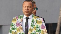 Ayah Neymar ikut terimbas kumpulan meme yang beredar. Diduga kuat terlibat dalam keputusan sang putra untuk pindah, ia digambarkan makin banyak duit. (Foto: infobae.com)