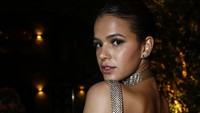 Bruna juga tampak terlihat cantik dalam sesi foto di malam hari. (Foto: Getty Images)