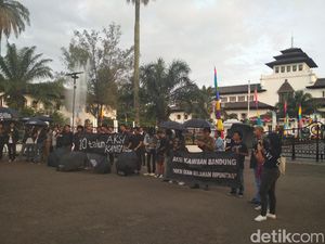 Aksi Kamisan, Pemuda Bandung Dorong Jokowi Tuntaskan Kasus HAM