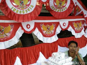 Kuli Hingga Buruh Tani Banting Setir Jualan Pernak-pernik HUT RI