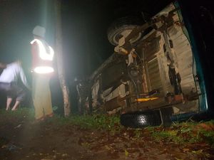 6 Kendaraan Perusahaan Dirusak Massa yang Terpicu Isu Penculikan 6 Kendaraan Perusahaan Dirusak Massa yang Terpicu Isu Penculikan