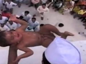 Ritual Lempar Bayi Supaya Beruntung