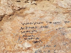 Coret-coret Sunarto, Cahyo dan Wahyuni di Jabal Uhud