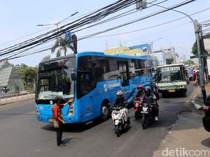 Bus TransJ Dihadang Sopir Metromini yang Ngamuk di Fatmawati
