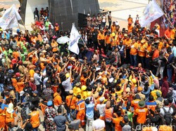 Wali Kota dan Pasukan Oranye Makassar Arak Piala Adipura