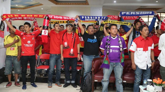 Suporter Indonesia bertemu di Kantor Kemenpora (Foto: pool) Suporter Indonesia bertemu di Kantor Kemenpora (Foto: pool)