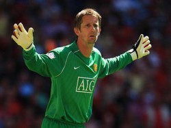 Saat direkrut MU dari Fulham senilai 2 juta pound pada 2005, Edvin van der Sar memang sudah berusia 34 tahun. Tapi kiper asal Belanda itu tetap jadi andalan di bawah mistar gawang. Foto: Jamie McDonald/Getty Images
