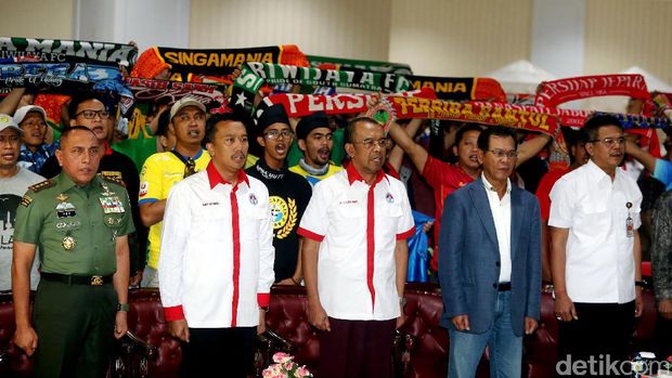 Diplomasi Soto ala Nahrawi untuk Suporter yang Bersatu