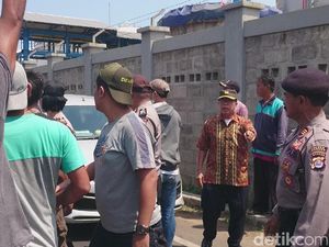 Warga Korban Gusuran di Cilegon Hadang Petugas Pemkot yang Datang