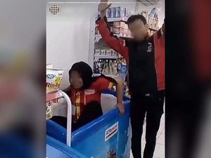 Heboh Foto Karyawan Duduki Freezer Nugget, Alfamart Minta Maaf